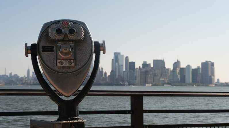 exploring the universe with binoculars